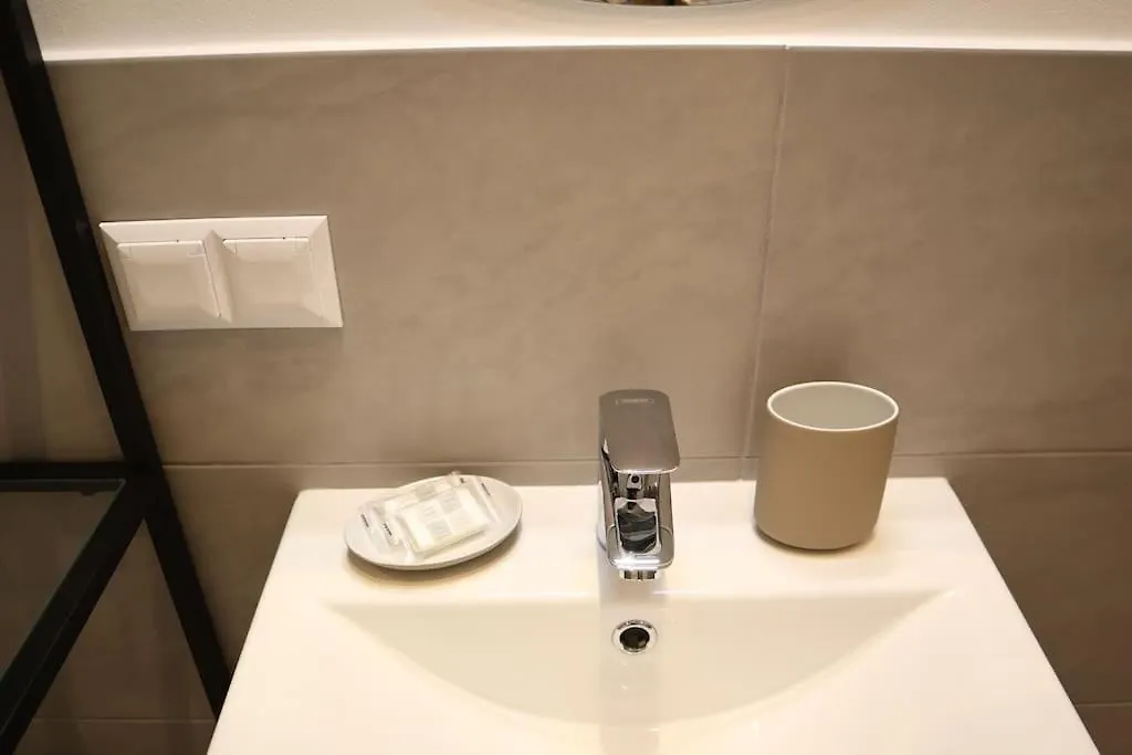 Apartment Bloom - Cozy Apartment, 5 Stops To City Center Vienna